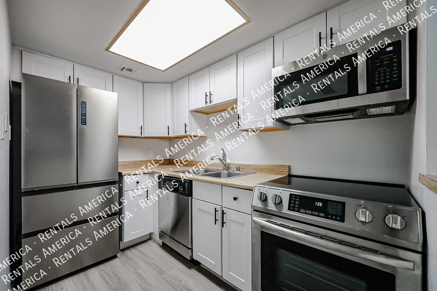 Primary Photo - 700 W University Dr