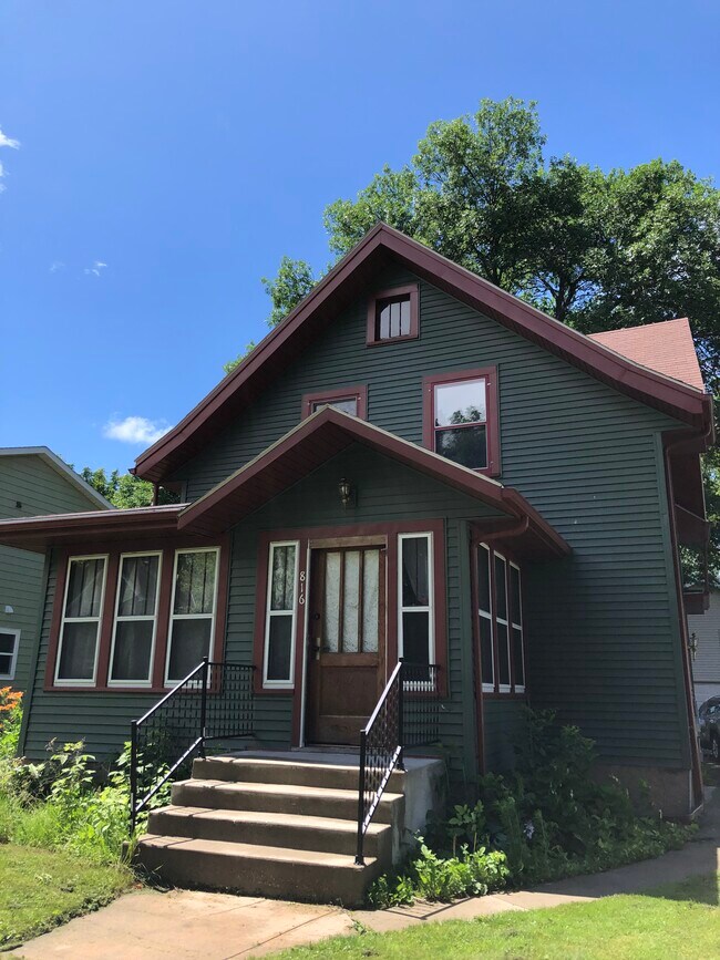 Foto del edificio - 816 3rd St SE
