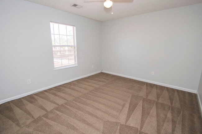 Building Photo - 233 Woodcote Dr