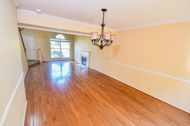 Building Photo - 6098 Oaklawn Ln