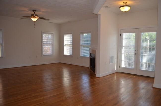 Building Photo - 915 Colley Ave