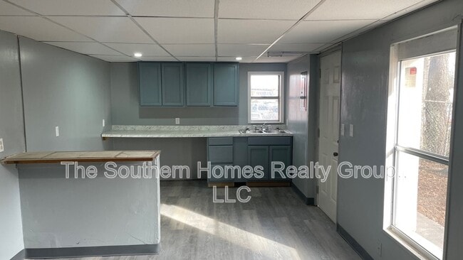 Building Photo - 303 S Oak St