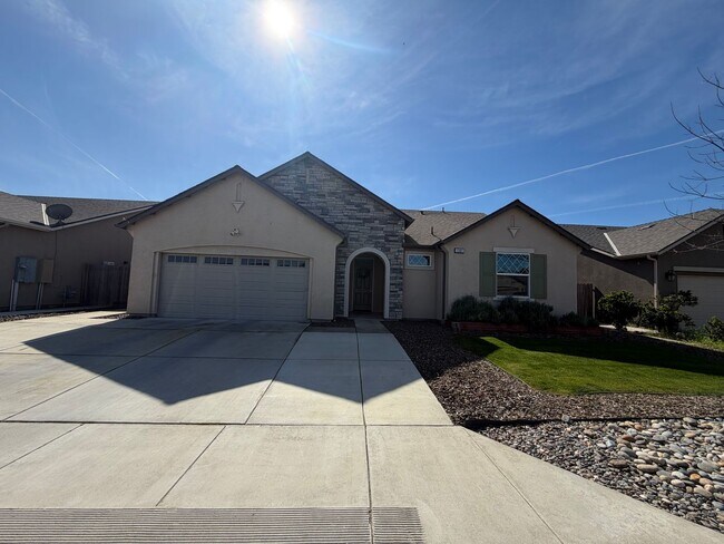 Building Photo - Adorable 3 Bedroom, 2 Bathroom Home in a Quiet North Hanford Neighborhood