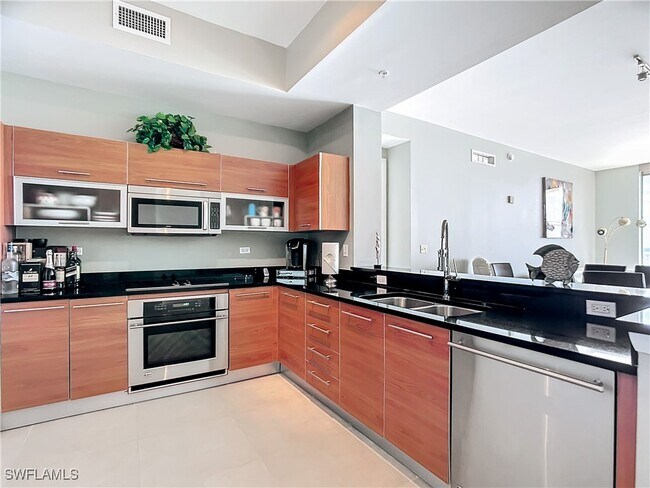 Foto del edificio - 3000 Oasis Grand Blvd