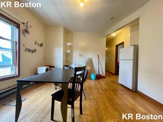 Building Photo - 106 Brook St
