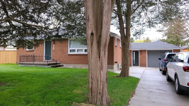 Building Photo - 1873 Donalda St