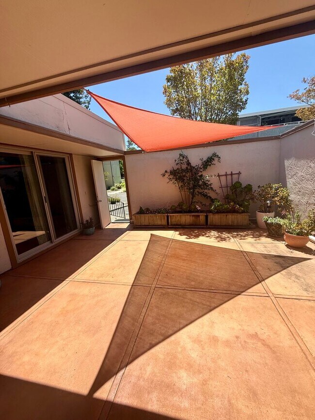 Foto del edificio - 3128 Tice Creek Dr