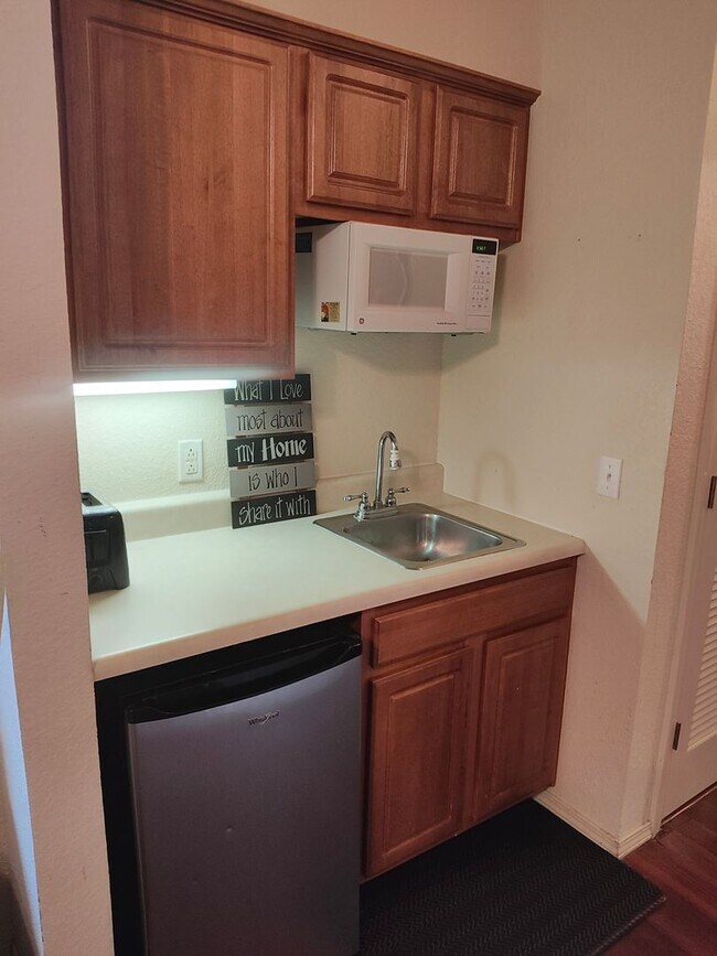 Building Photo - Furnished 1 bedroom 1 bath near Silver Dol...