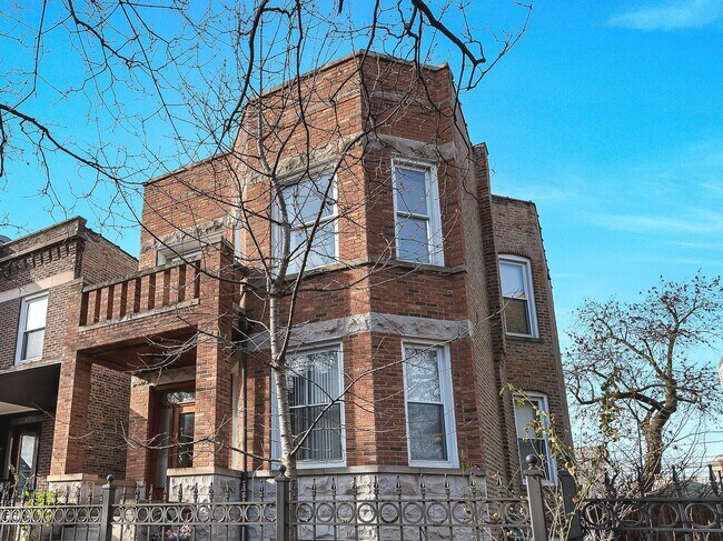 Building Photo - 4706 N Troy St
