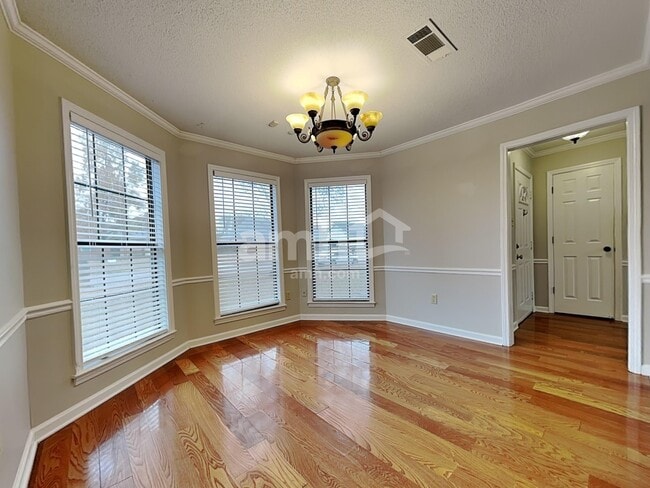 Foto del edificio - 7007 Meadowlands Pl