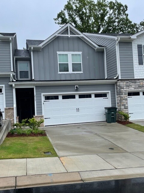 Foto principal - Almost new town home available now!