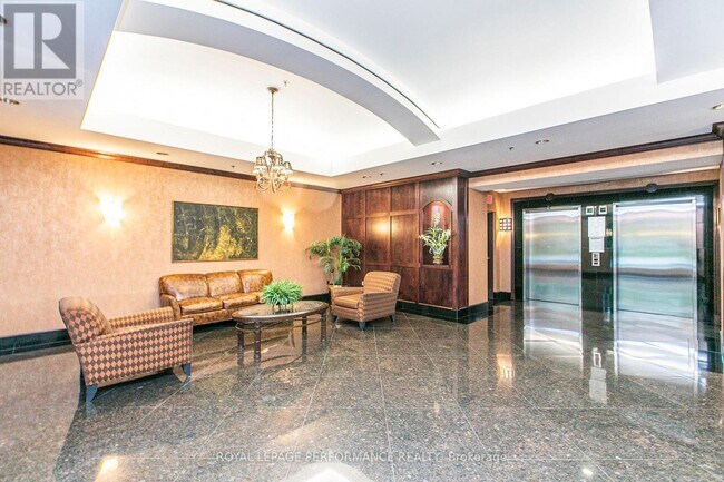 Building Photo - 570 Laurier Ave W