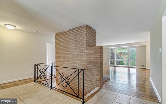 Building Photo - 6615 Lone Oak Dr