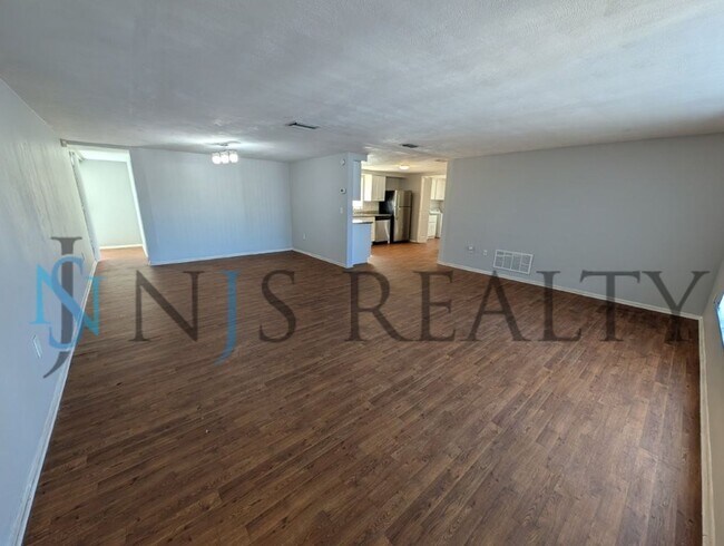 Foto del edificio - 3/2/1 1508 Sq. Ft. LARGE Corner Lot home: Updated Kitchen & Baths, NEW paint, NEW floors, Fenced ...