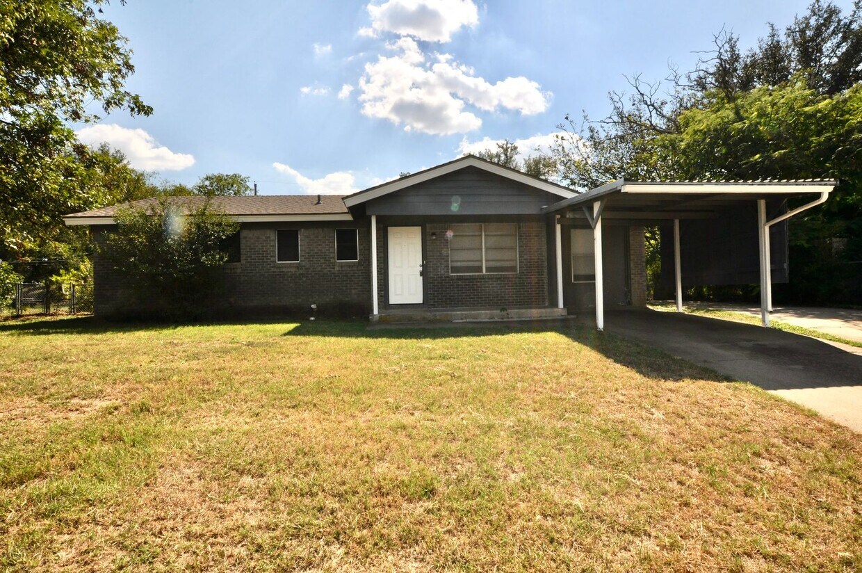 Foto principal - FOR LEASE! 2 Bedroom, 1.5 Bathroom - Brick...