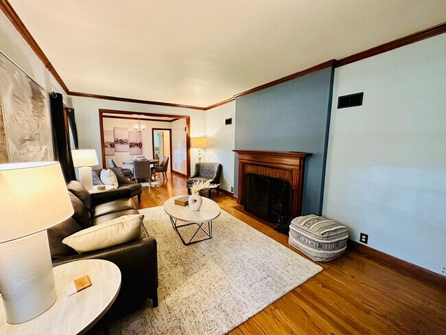 Building Photo - {8100} Picture Perfect Leawood Cottage + C...