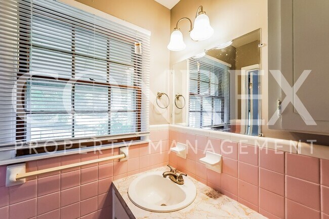 Foto del edificio - Beautiful Brick Home