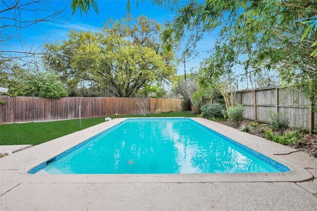 Foto del edificio - 3323 Longfield Cir