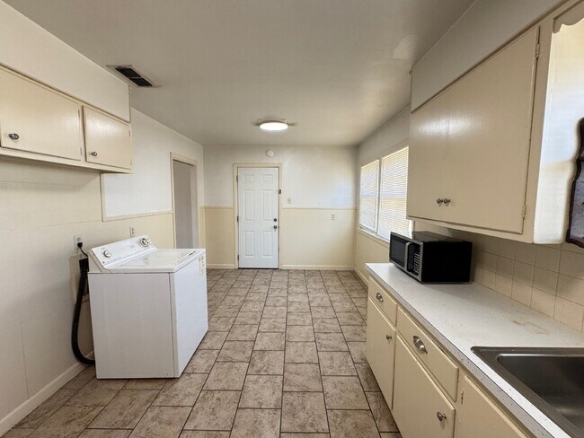Foto del edificio - Cozy 2/1 Single-Family Home with Fresh Floors & 1-Car Garage