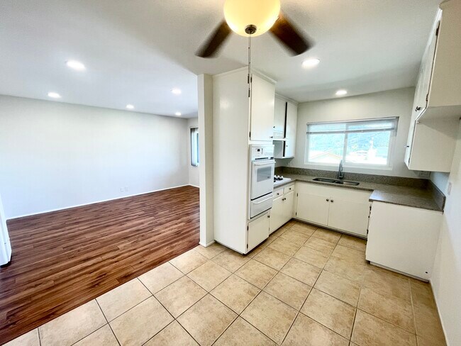 Foto del edificio - Foothill Village Apartments