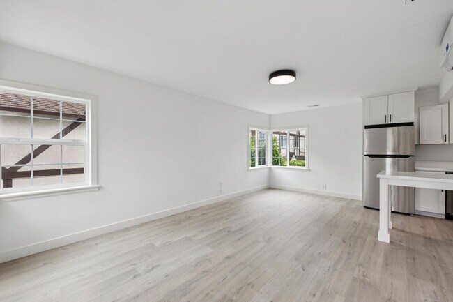 Foto del edificio - Newly Renovated Top Floor 1-Bedroom in Downtown North (Palo Alto)