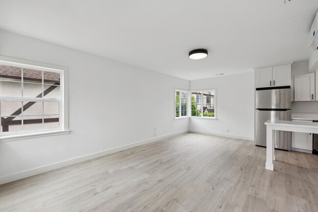Building Photo - Newly Renovated Top Floor 1-Bedroom in Downtown North (Palo Alto)