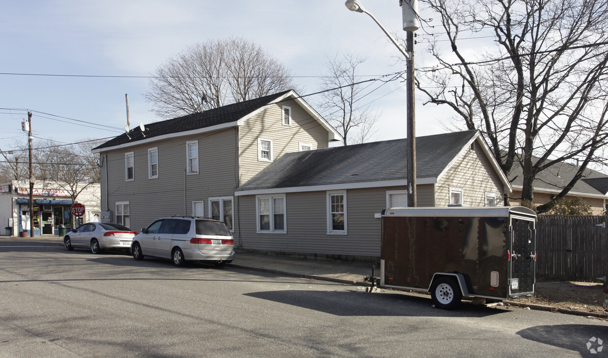 Building Photo - 111 Carleton Ave