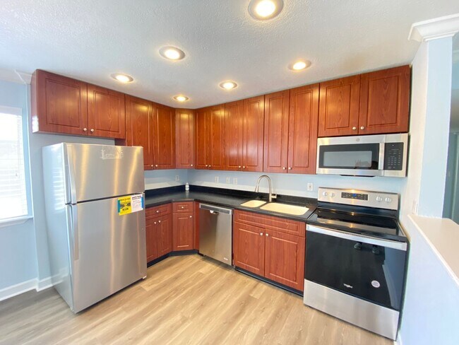 Foto del edificio - Spacious 3 bedroom, 2 bathroom Condo Locat...
