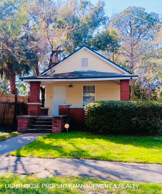 Foto del edificio - Spacious 3-Bed, 2-Bath with Covered Front Porch