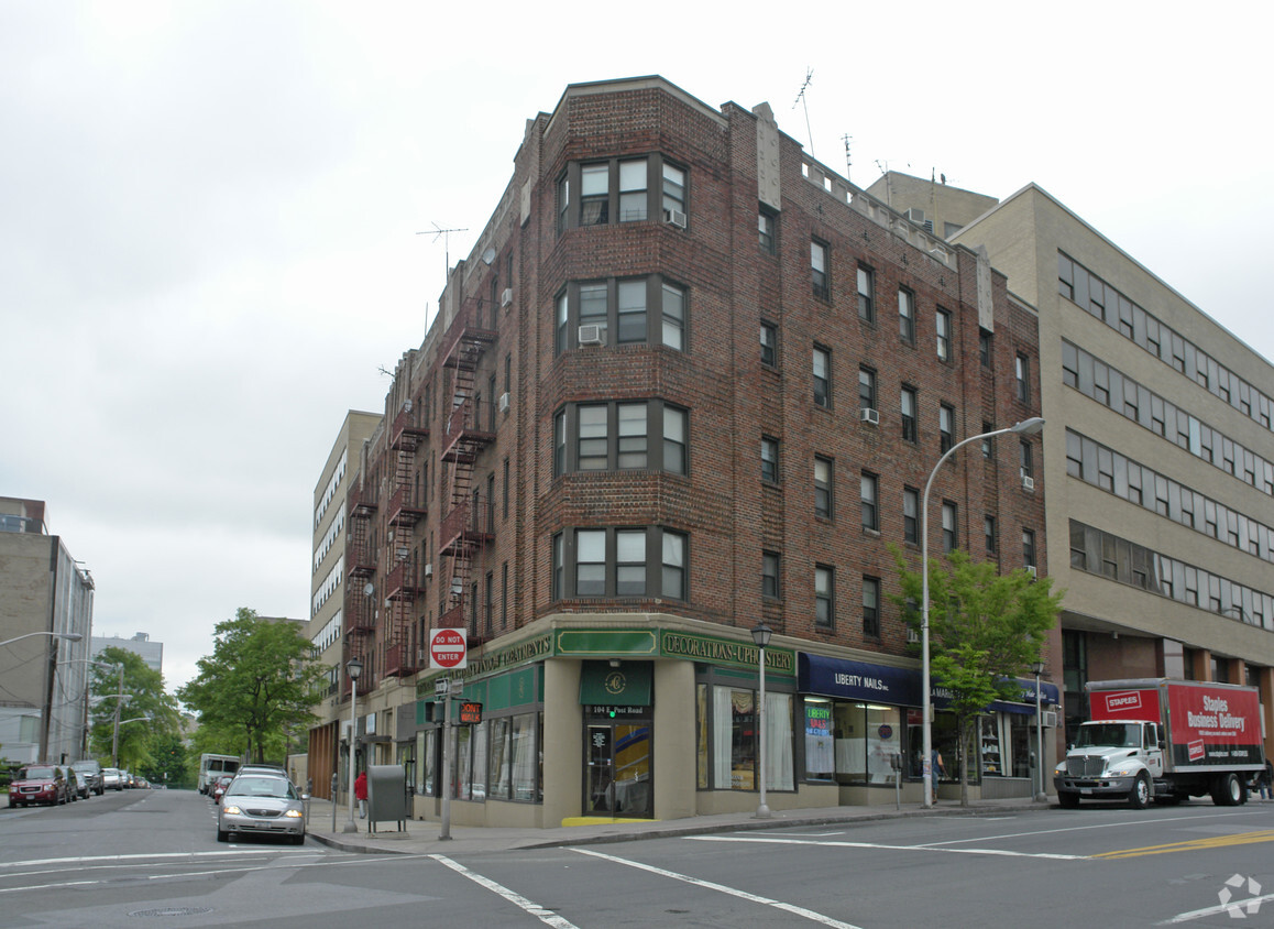 Building Photo - 104-110 E Post Rd
