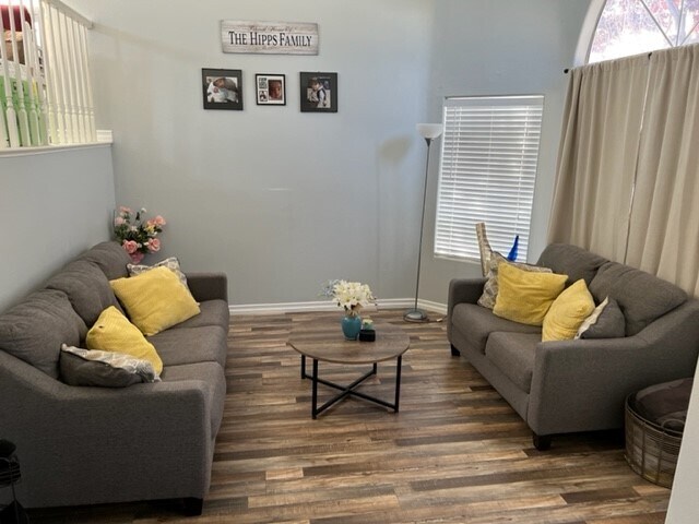 Foto del edificio - 3516 Emerald Ct
