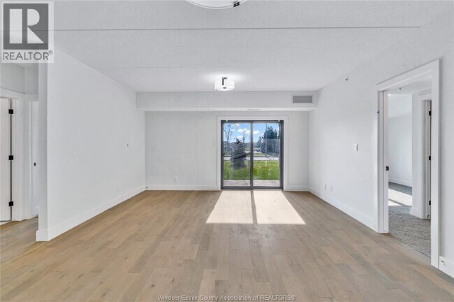 Photo du bâtiment - 2600 Sandwich W Pkwy