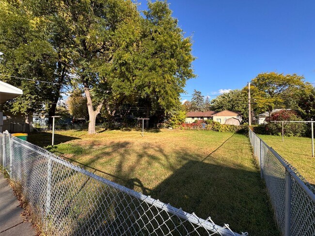 Foto del edificio - AVAILABLE NOW! Gorgeous, Newly Renovated 5 Bedroom, 2 Bathroom Single Family Home w/Huge Fenced I...