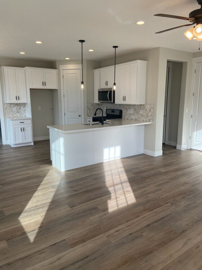Kitchen - 1624 N Westview Ln