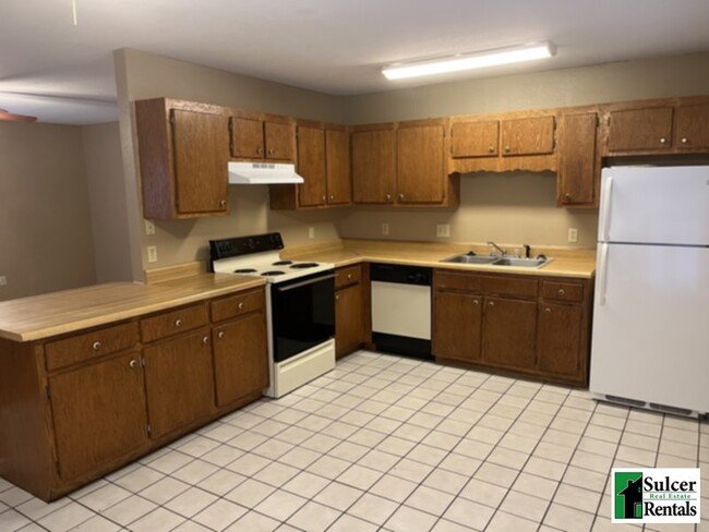 Building Photo - 3 Bedroom 2 Bath with plenty of space!