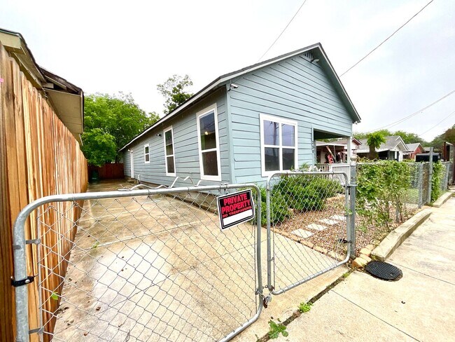 Foto del edificio - Move-In Ready 2BD/1BA – Laminate Floors, Fenced Yard & Prime Location! ACCEPTS SECTION 8