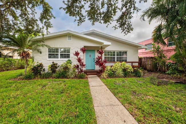 Foto del edificio - Charming single-family home nestled in des...