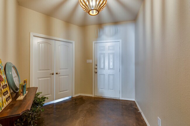 Foto del edificio - 5041 Holliday Dr