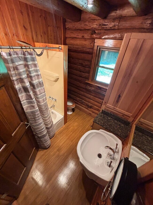 Foto del edificio - Log home in quiet setting