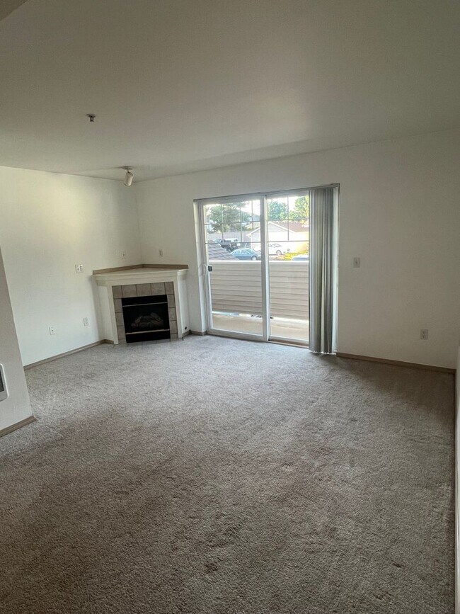 Building Photo - Cozy 2 Bedroom Condo in Everett!