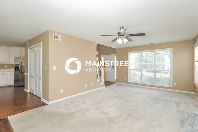 Building Photo - 1352 Vine Cir