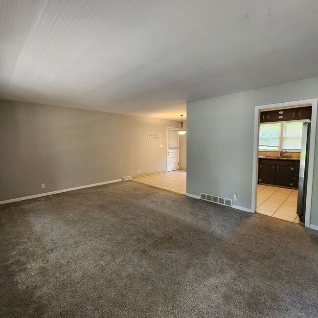 Building Photo - Stylish 3 Bedrooms, 2 1/2 Bathroom, 1 Car ...