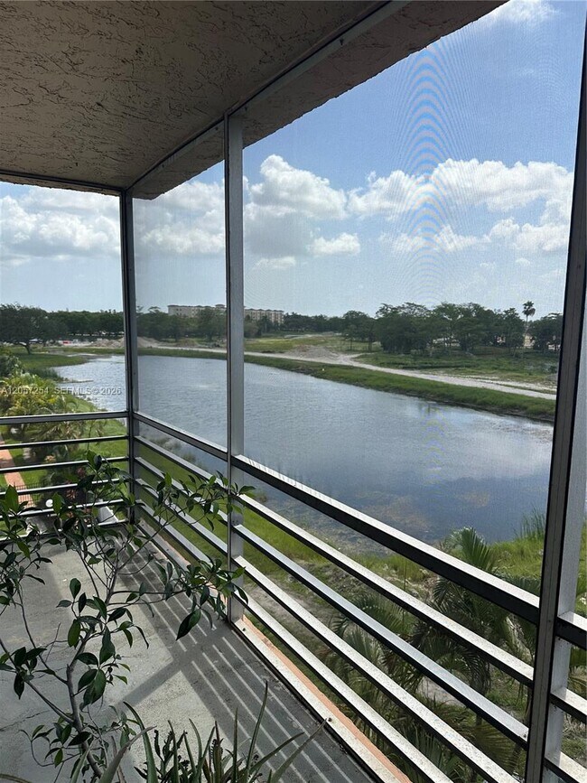 Building Photo - 3048 Sunrise Lakes Dr E