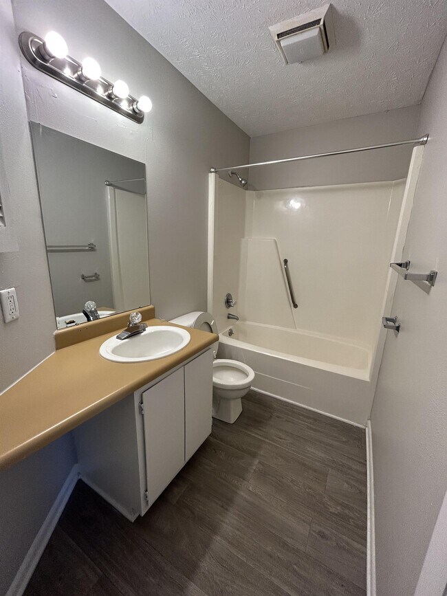 Foto del edificio - 809 Applewood Ln