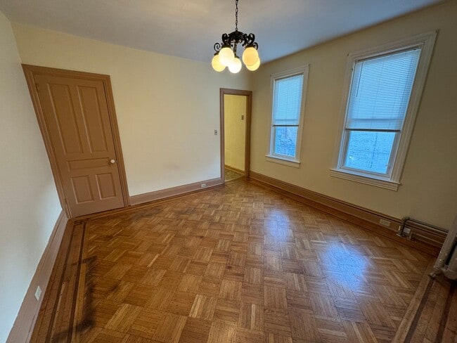 Building Photo - 2nd floor Apartment