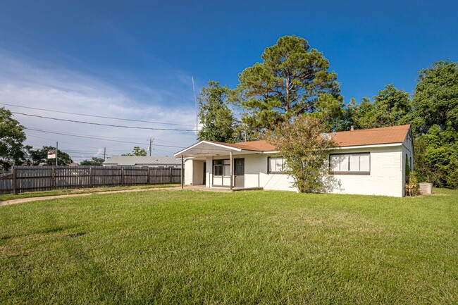 Building Photo - Cute 3 Bedroom Rental