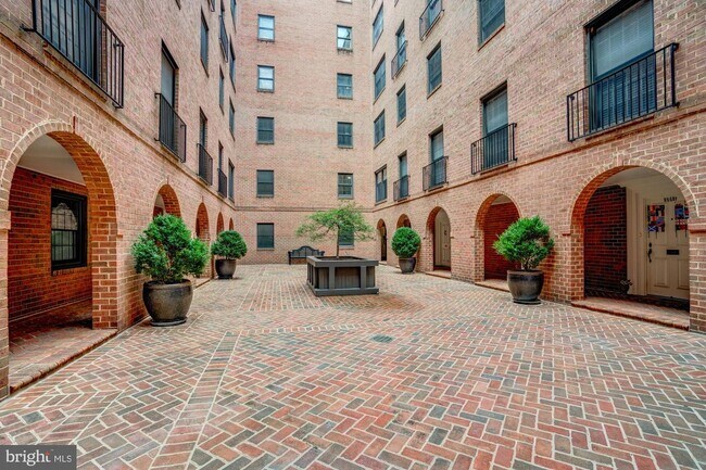 Building Photo - 2828 Wisconsin Ave NW
