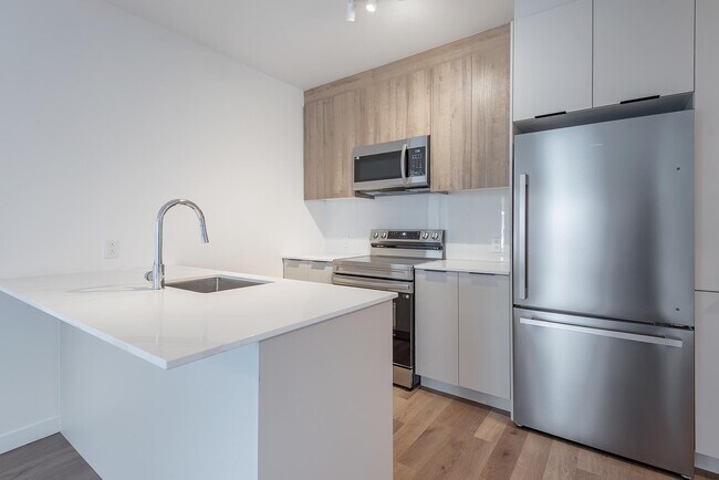 Building Photo - G215