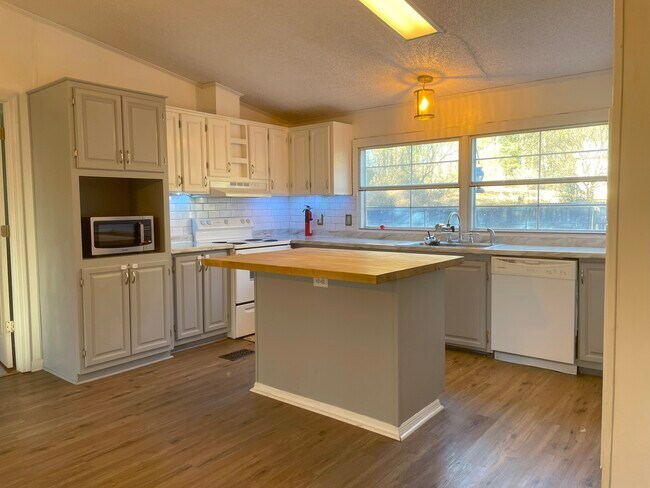 Building Photo - 8 Concord Knoll Ln