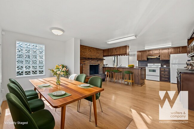 Foto del edificio - Freshly Painted 3-Bed Brick Home with Oversized Heated 2-Car Garage & Bonus Spaces